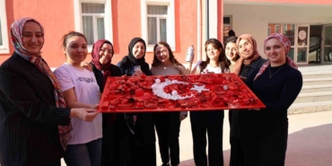 Bilecik’te sıfır atık etkinliğinde atıklarla Türk bayrağı oluşturuldu