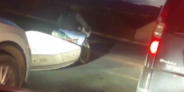 Motosikletle yatak taşıdı