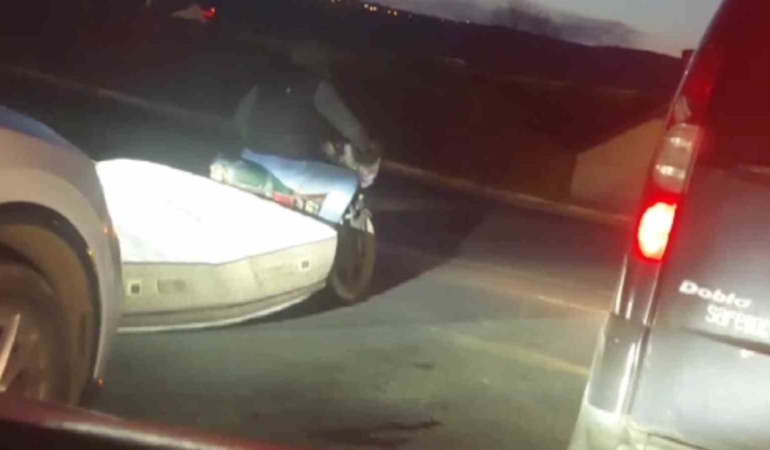 Motosikletle yatak taşıdı