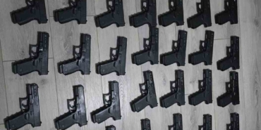 İstanbul’da gözaltına alınan kişinin evinden ve aracından 50 tabanca çıktı