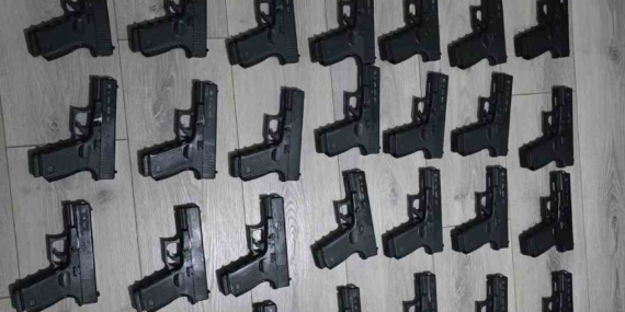 İstanbul’da gözaltına alınan kişinin evinden ve aracından 50 tabanca çıktı