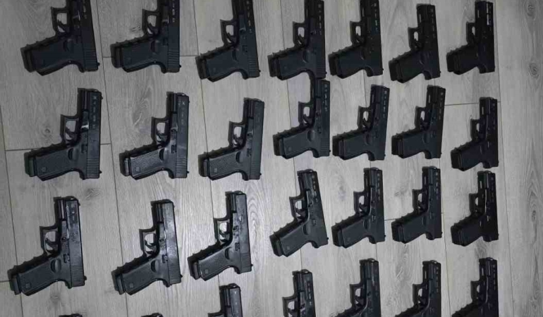 İstanbul’da gözaltına alınan kişinin evinden ve aracından 50 tabanca çıktı