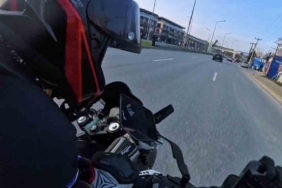 Bir anda şerit değiştirdi, motosikletler çarpıştı