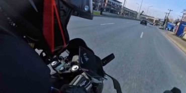 Bir anda şerit değiştirdi, motosikletler çarpıştı
