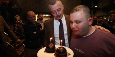 Arif’e iftar sofrasında sürpriz doğum günü