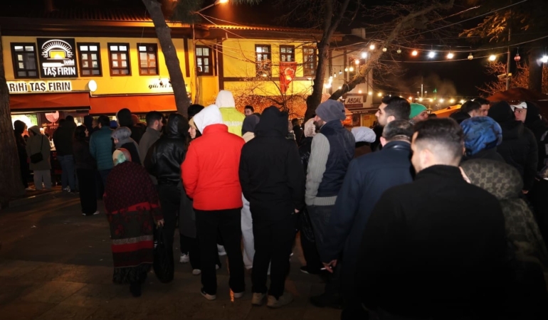 Bursalılar sahurda tarihi meydanda buluştu
