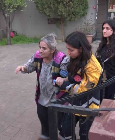 Kadıköy’de yangın paniği: Yaşlı kadın dumandan etkilendi