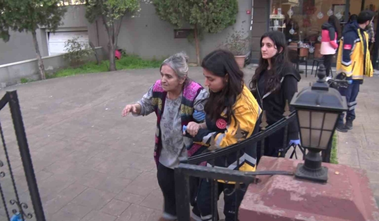 Kadıköy’de yangın paniği: Yaşlı kadın dumandan etkilendi