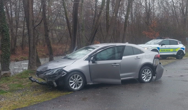 Kontrolden çıkan otomobil alt yola uçtu: 3 yaralı