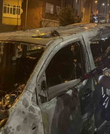 Okmeydanı’nda ticari takside yangın: Yolcular son anda tahliye edildi