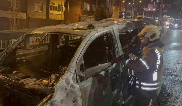 Okmeydanı’nda ticari takside yangın: Yolcular son anda tahliye edildi