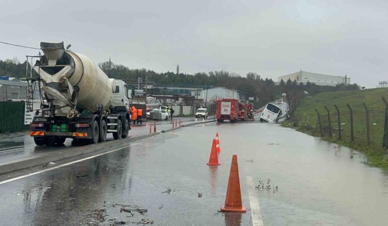 Eyüpsultan’da servis aracı su dolu kanalda yan yattı