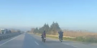 Bursa’da motosiklet sürücülerinin tehlikeli yolculuğu kamerada