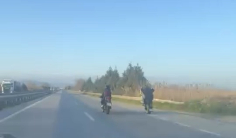 Bursa’da motosiklet sürücülerinin tehlikeli yolculuğu kamerada