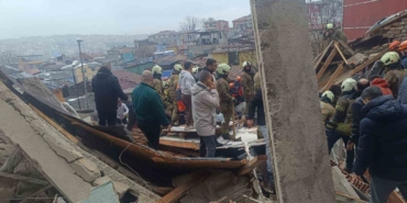 Fatih’te çöken binada enkaz altında kalanların kurtarılma anı kamerada