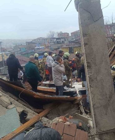 Fatih’te çöken binada enkaz altında kalanların kurtarılma anı kamerada