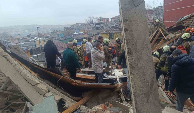 Fatih’te çöken binada enkaz altında kalanların kurtarılma anı kamerada