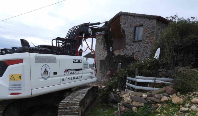 Çanakkale’de 31 kaçak yapı yıkıldı