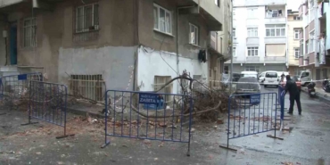 Bağcılar’da bir binanın çatısı çöktü: 2 araç hasar gördü