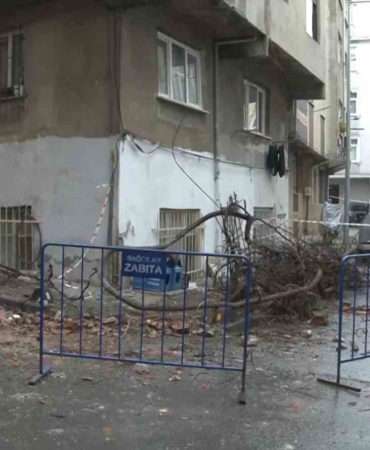 Bağcılar’da bir binanın çatısı çöktü: 2 araç hasar gördü