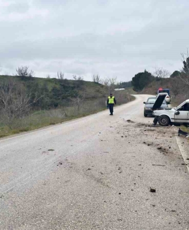 Direksiyon hakimiyetini kaybeden sürücü ağaca çarptı: 1 yaralı