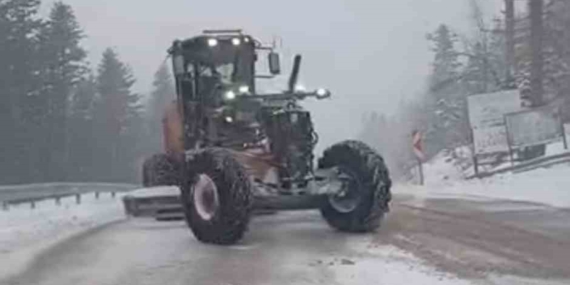 Uludağ’da bayramda kar sürprizi: Yollar beyaza büründü, ekipler seferber oldu