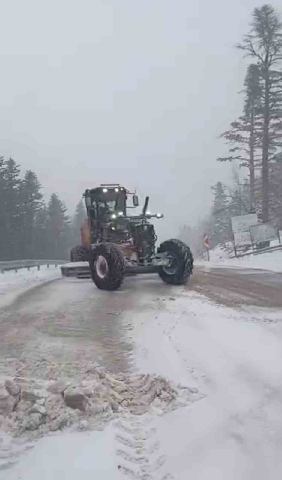Uludağ’da bayramda kar sürprizi: Yollar beyaza büründü, ekipler seferber oldu
