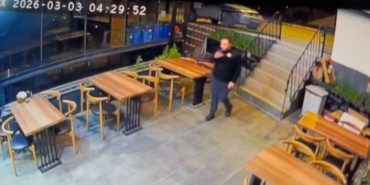 Park ettiği otomobil bir anda geri kaçtı, direğe çarparak durabildi