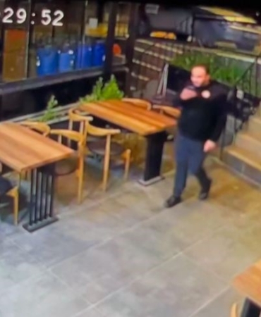 Park ettiği otomobil bir anda geri kaçtı, direğe çarparak durabildi