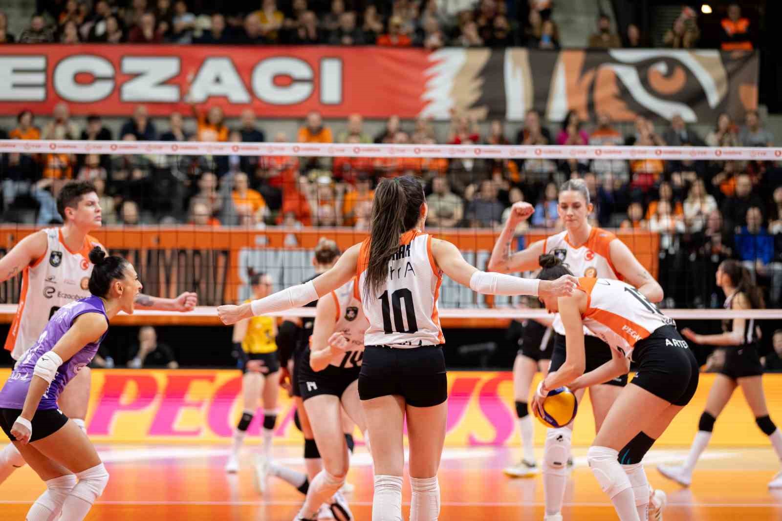 Eczacıbaşı Dynavit, play-off serisi ilk maçını kaybetti