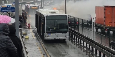 Şişli’de metrobüsün motor kısmında yangın çıktı