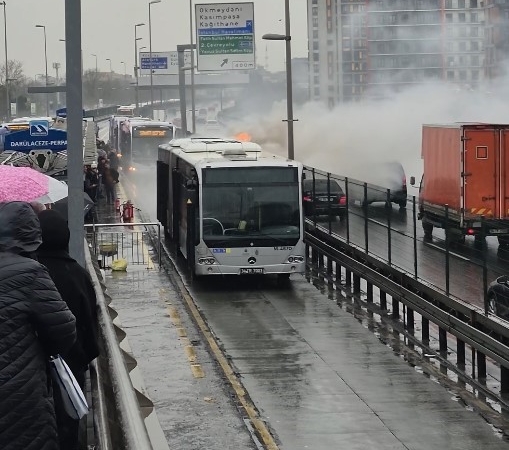 Şişli’de metrobüsün motor kısmında yangın çıktı