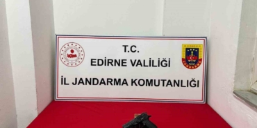 Tabancayla ateş ederken arkadaşını yaraladı