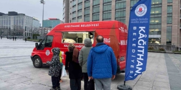 Kağıthane’de iftara yetişemeyenlere sıcak çorba ikramı