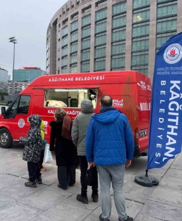 Kağıthane’de iftara yetişemeyenlere sıcak çorba ikramı