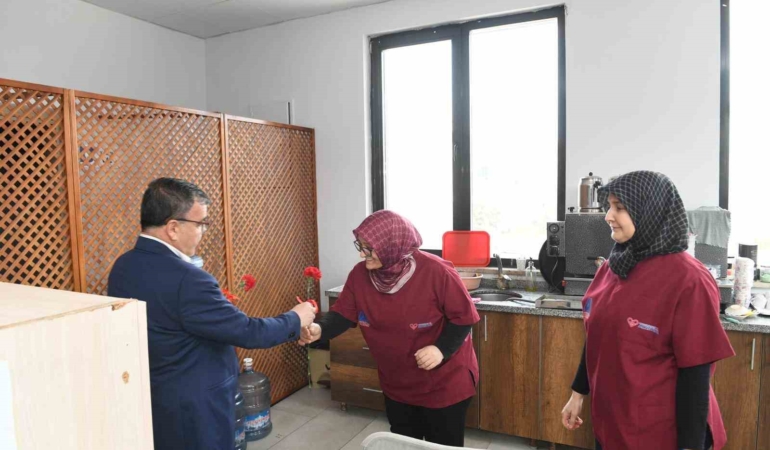 Altıeylül’ de kadın emeğine karanfilli kutlama