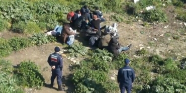Ayvalık’ta 3’ü çocuk 25 göçmen yakalandı