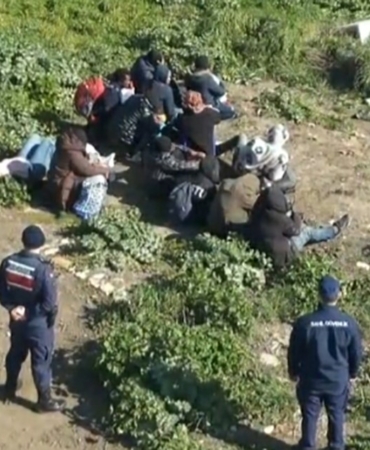 Ayvalık’ta 3’ü çocuk 25 göçmen yakalandı