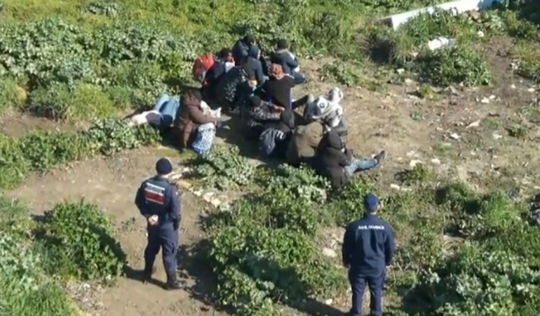 Ayvalık’ta 3’ü çocuk 25 göçmen yakalandı