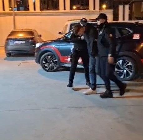 Arnavutköy’de polisten kaçan şüphelinin üzerinden uyuşturucu çıktı