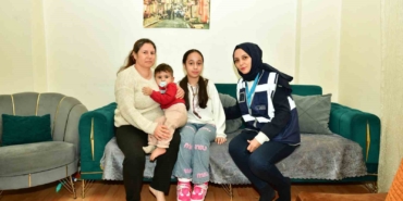 Esenyurt Belediye Başkan Vekili Can Aksoy, 11 yaşındaki Nazlı’ya paten sürprizi