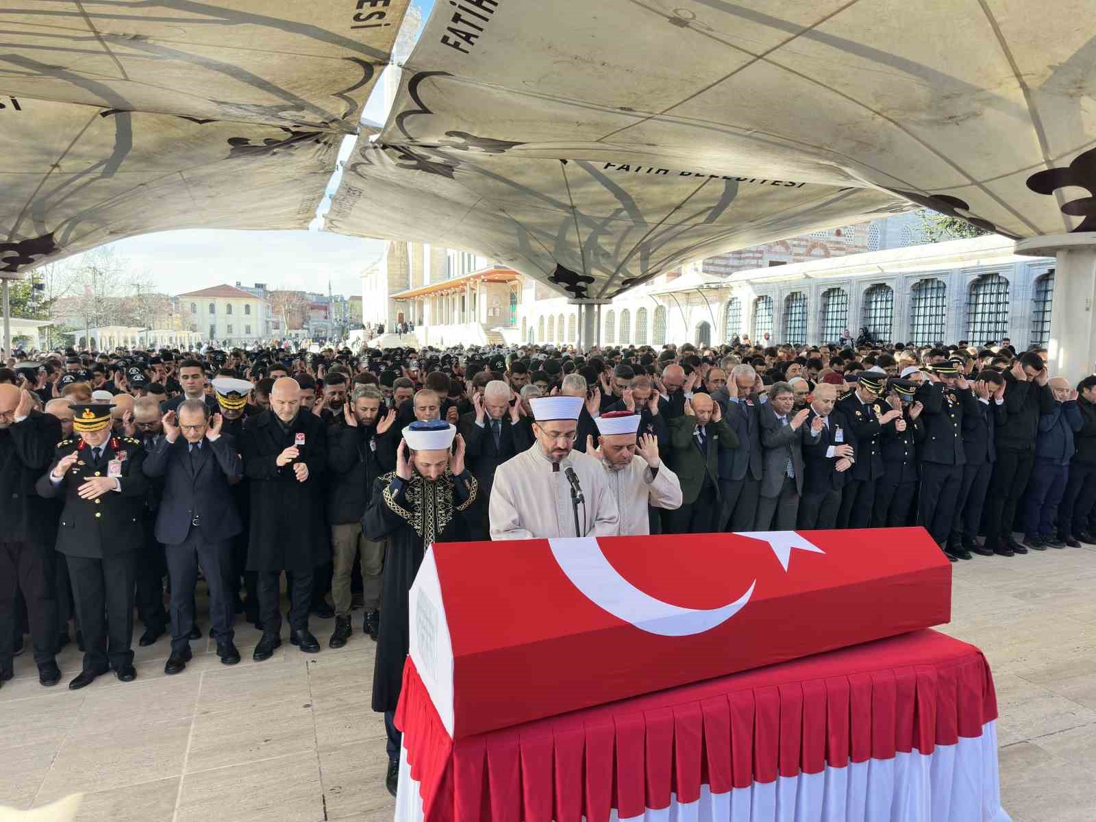 İstanbul’daki kazada şehit olan polis memuru son yolculuğuna uğurlandı