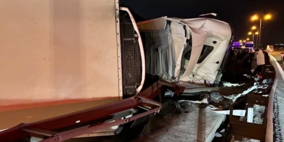 Büyükçekmece TEM Otoyolu’nda tır devrildi: Kilometrelerce trafik oluştu