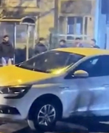 Yaya levhasına çarpan otomobil sürücüsü yaralandı