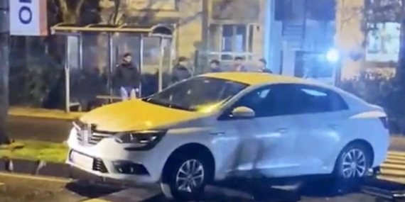 Yaya levhasına çarpan otomobil sürücüsü yaralandı