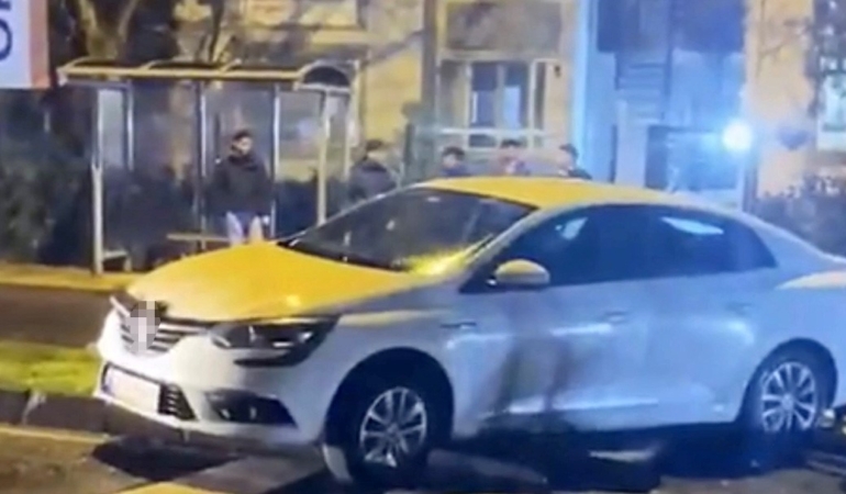 Yaya levhasına çarpan otomobil sürücüsü yaralandı