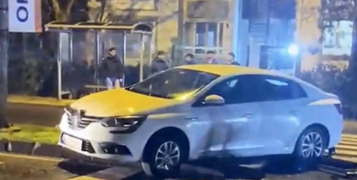 Yaya levhasına çarpan otomobil sürücüsü yaralandı