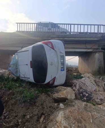 Genç sürücü ölümden döndü: Kontrolden çıkan araç köprüden uçtu, 1 yaralı