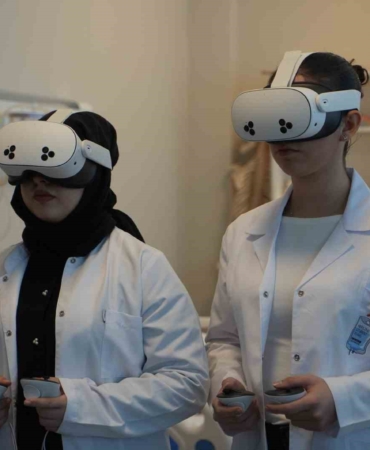 VR gözlüğü takıp damar yolunu 3 boyutlu buluyorlar