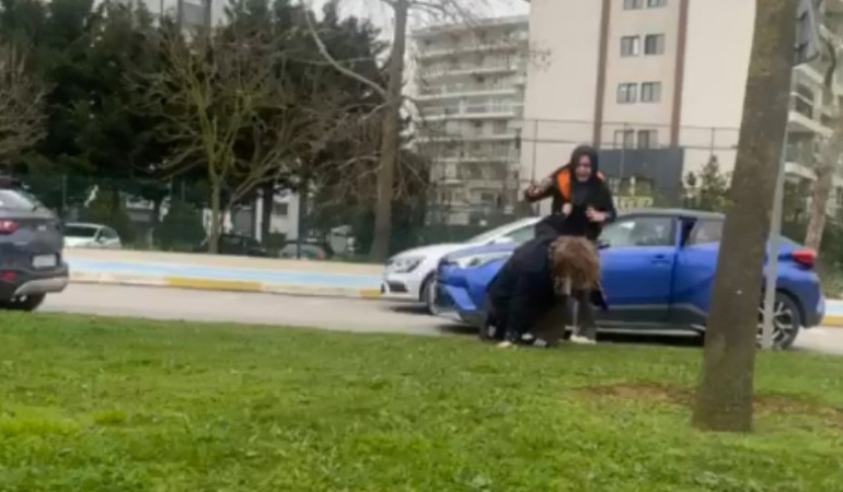 Pendik’te iki sürücü arasında yol kavgası çıktı: Kimseye aldırmadan yerlerde sürükledi